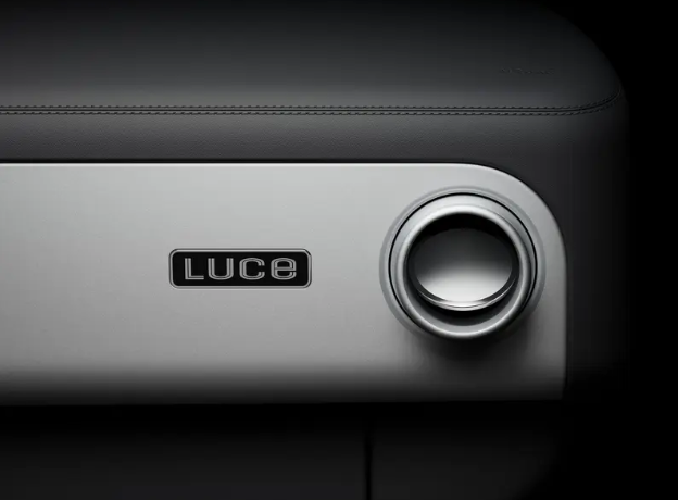 法拉利首款电动跑车定名Luce 内饰保留诸多实体按键