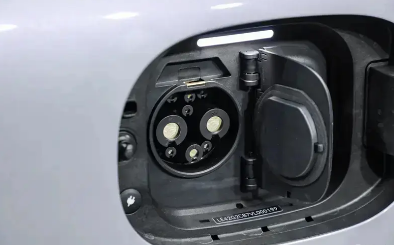 全新奔驰纯电GLC SUV