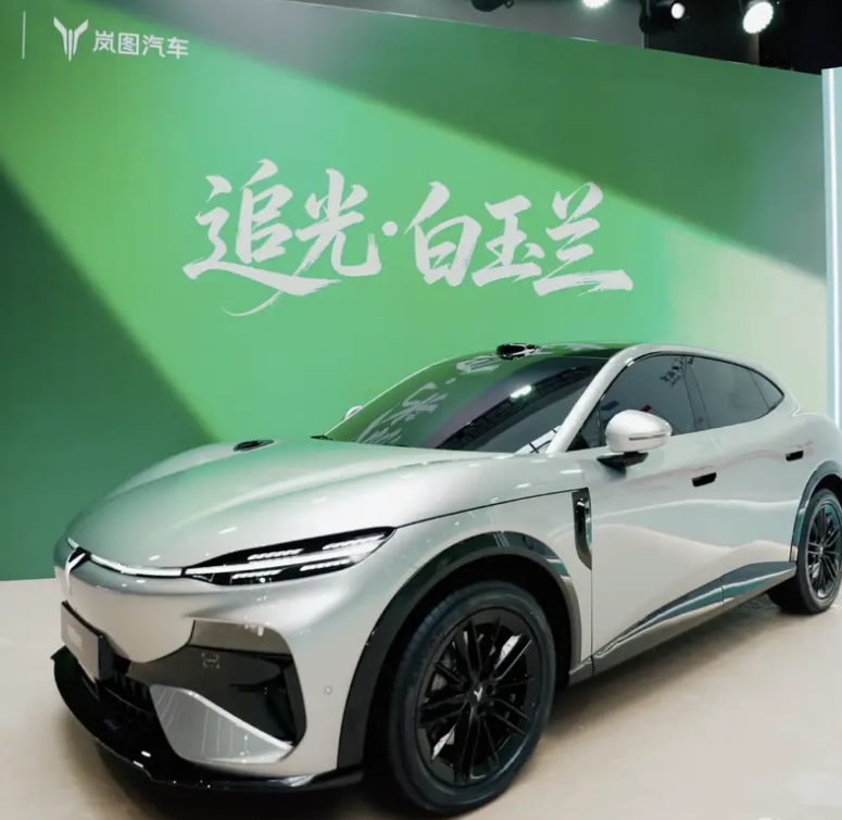 岚图追光S实车亮相 定位纯电中大型SUV