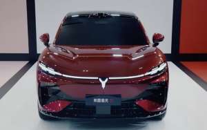岚图追光S实车亮相 定位纯电中大型SUV